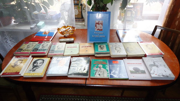 ສະເໜີປື້ມພາສາລັດເຊຍສະເຫຼີມສະຫຼອງຄັ້ງທຳອິດທີ່ປະທານ ໂຮ່ຈີມິນ ໄປໂຊວຽດ